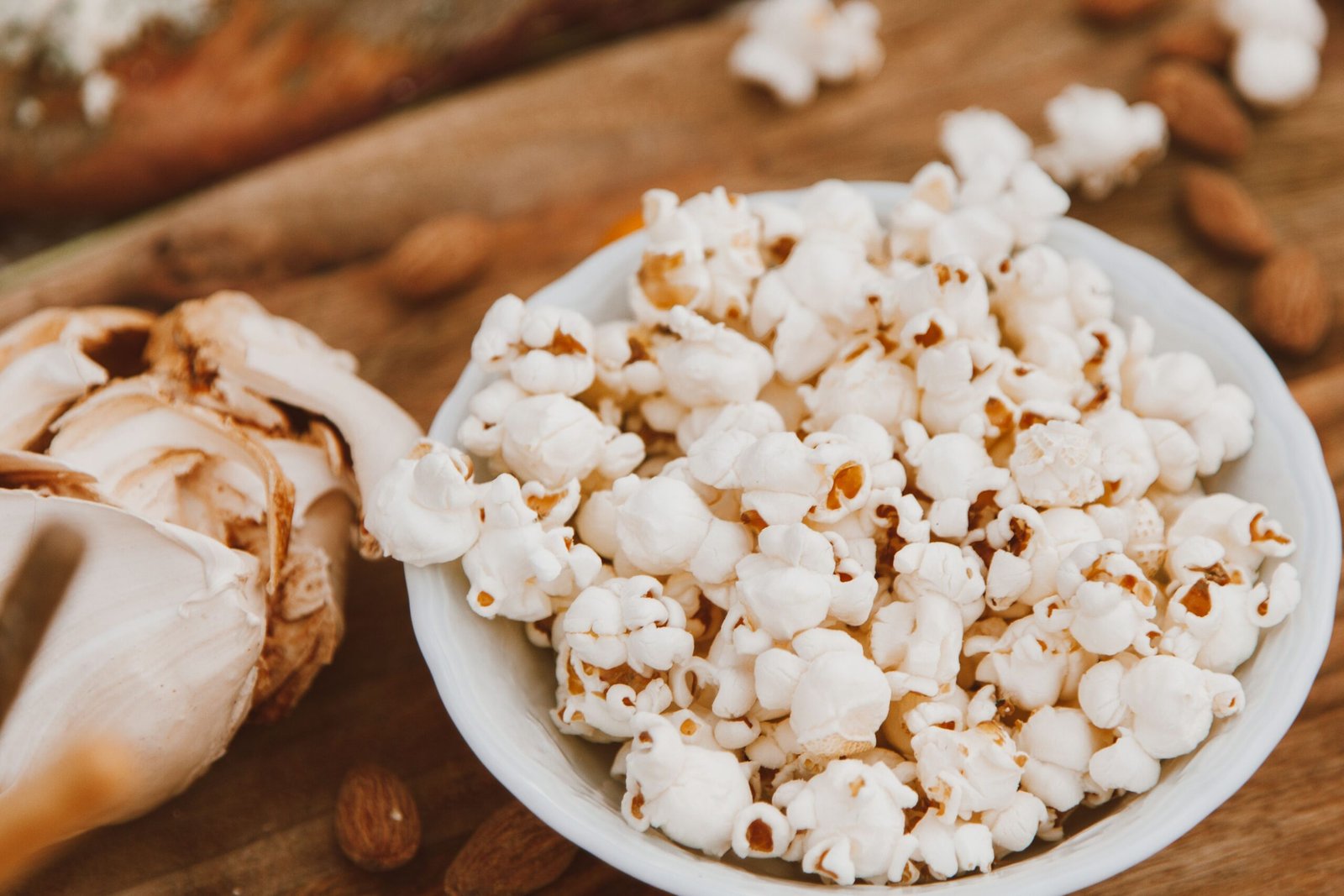 Popcorn dalam mangkuk putih sebagai inspirasi aplikasi bumbu popcorn gurih
