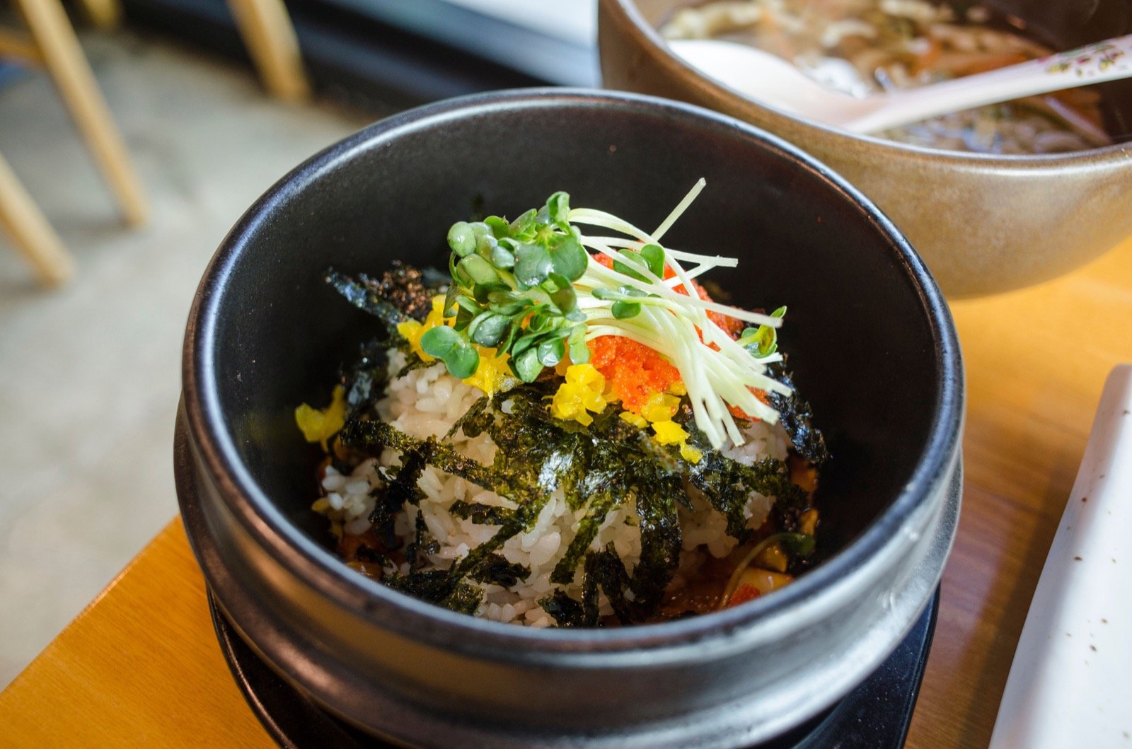 Bumbu seaweed untuk snack pada rice bowl dengan taburan rumput laut