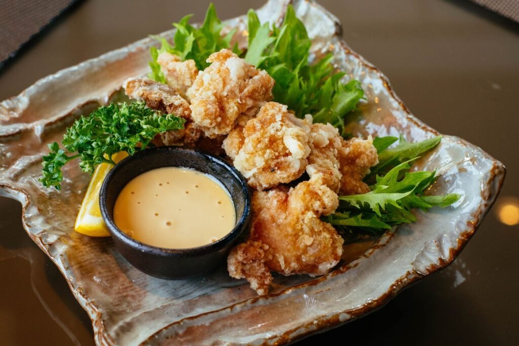 Ayam crispy dengan saus terpisah sebagai inspirasi penyajian hot honey