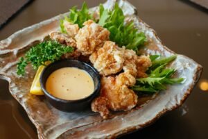 Ayam crispy dengan saus terpisah sebagai inspirasi penyajian hot honey