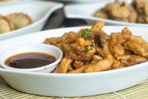 Jamur crispy truffle dengan saus terpisah sebagai inspirasi menu kafe